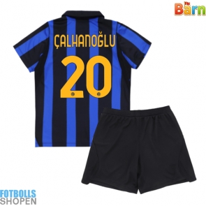 Billiga Inter Milan Hakan Calhanoglu #20 Hemmatröja Barn 2026-27 Kortärmad (+ Korta byxor)